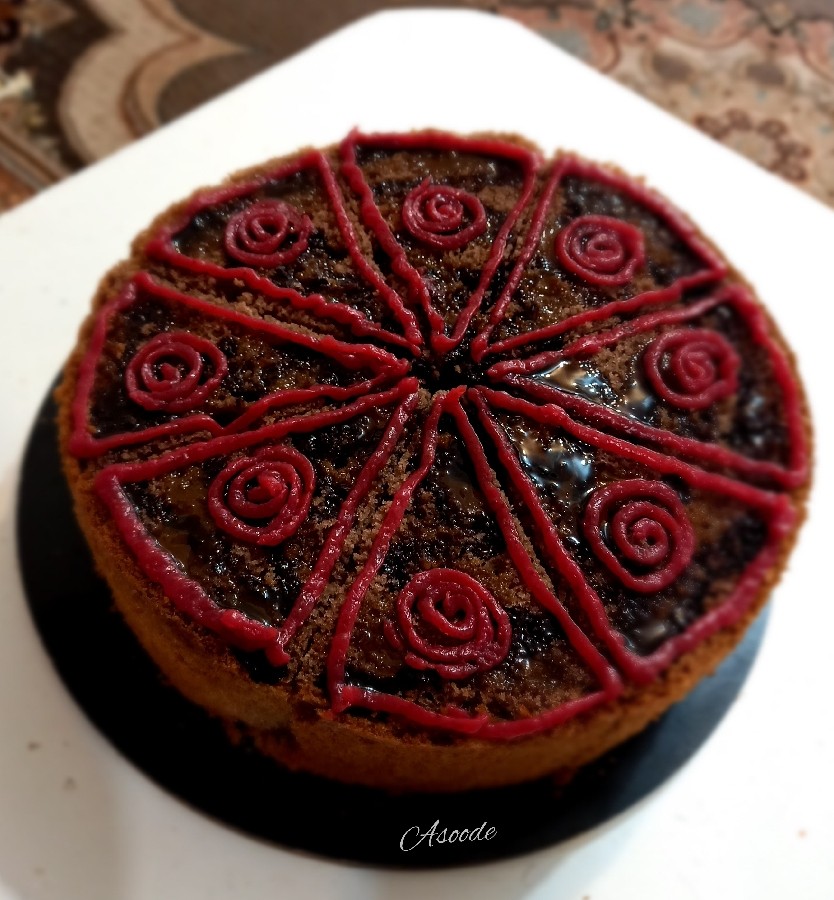  کیک اسفنجی، با سس شکلاتی و توت فرنگی