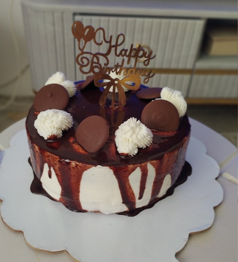 کیک خامه ای با فیلینگ موز گردو