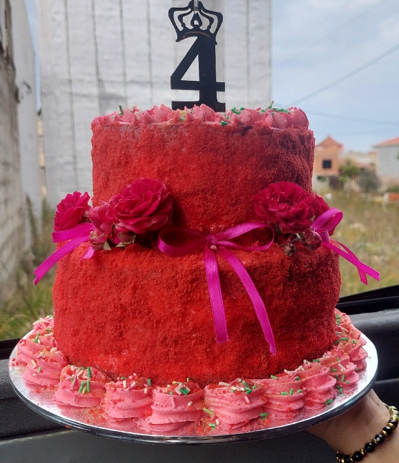 کیک مخملی که تبدیل به کیک تولد دو طبقه شد 