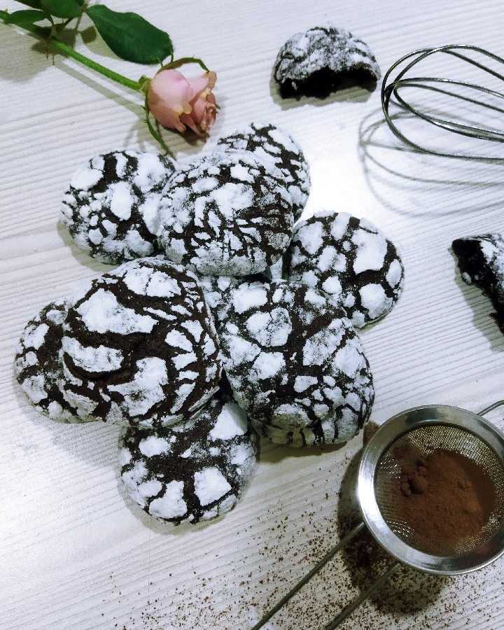 شیرینی شکلاتی ترک‌دار 