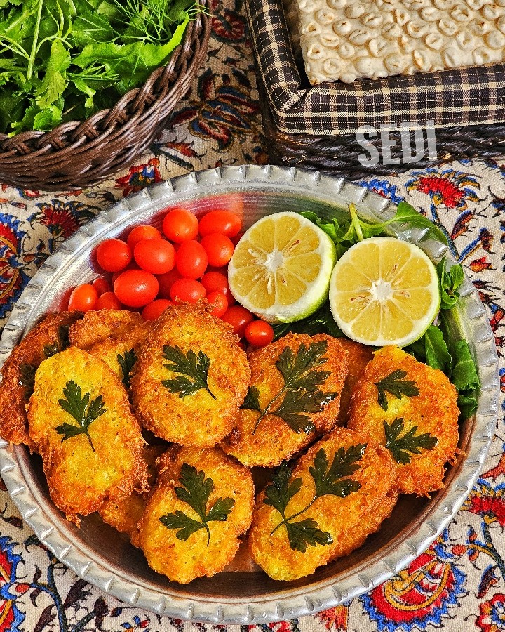 عکس کوکو سیب زمینی با پیازچه و جعفری