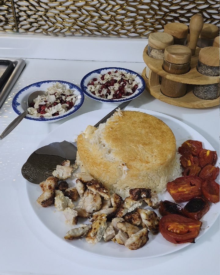 جوجه خامه ای با سالاد انار 