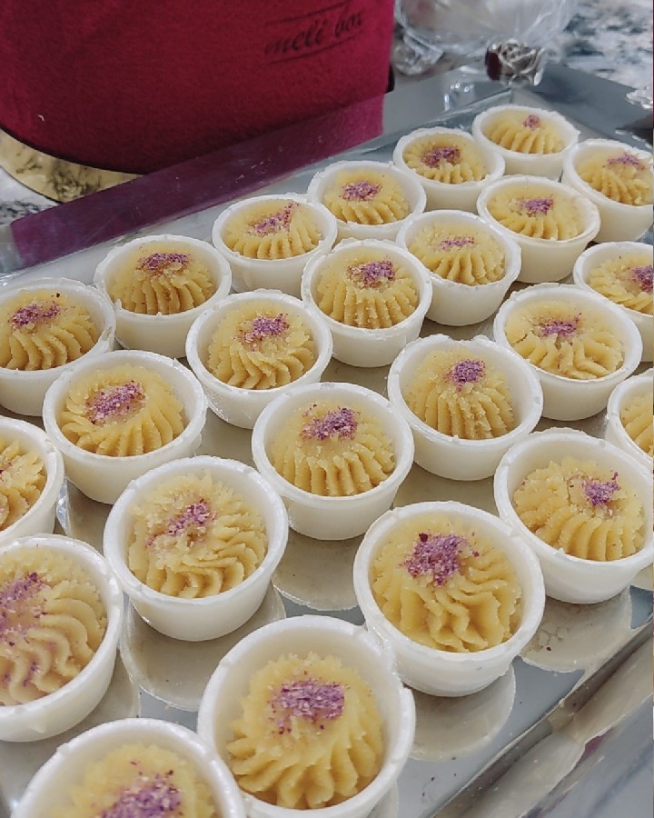 +تو خونه بیکار چیکار میکنی؟
_با آشپزی و شیرینی پزی خودمو سرگرم میکنم 