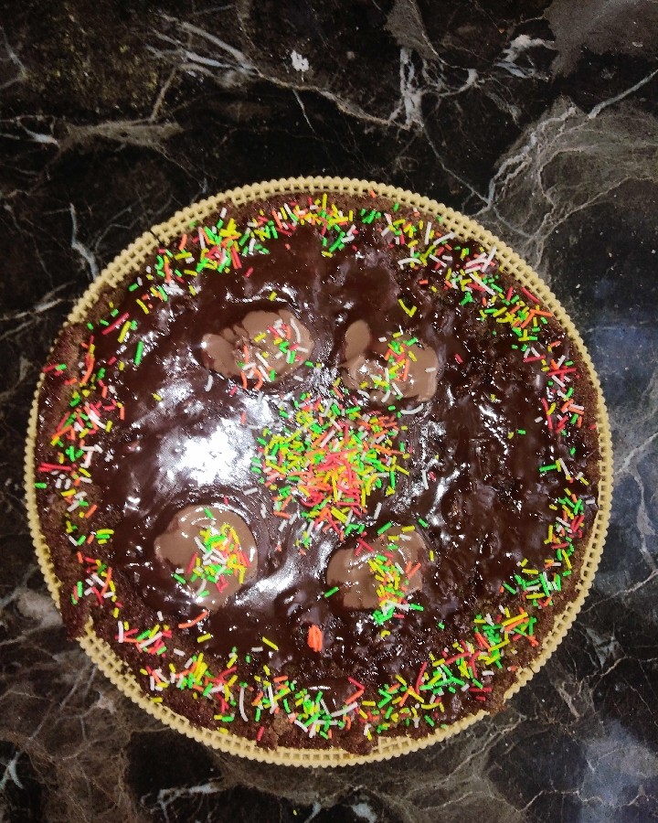 کیک شکلاتی با تزیین شکلات