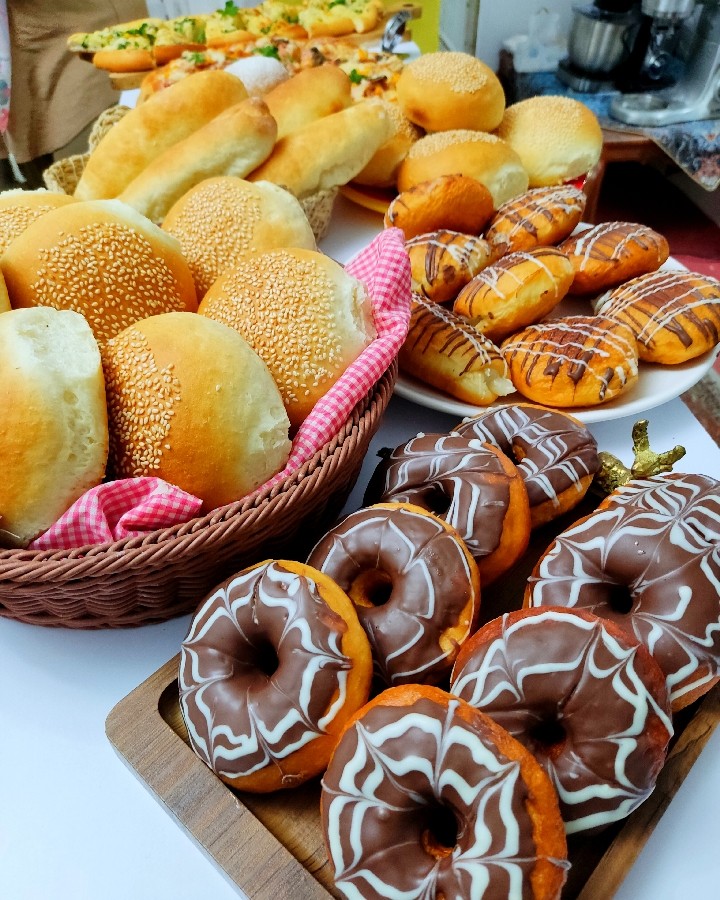 دونات های شکلاتی و پیراشکی:) و نان مک دونالد
