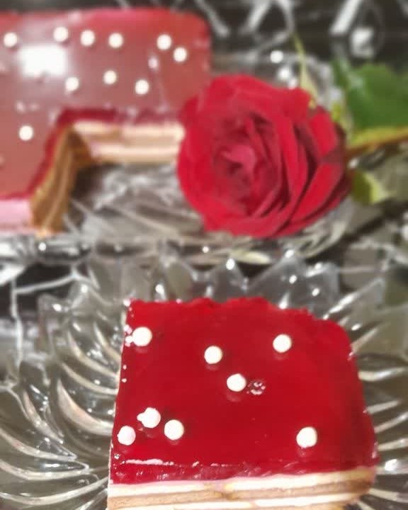 کیک یخچالی توت فرنگی