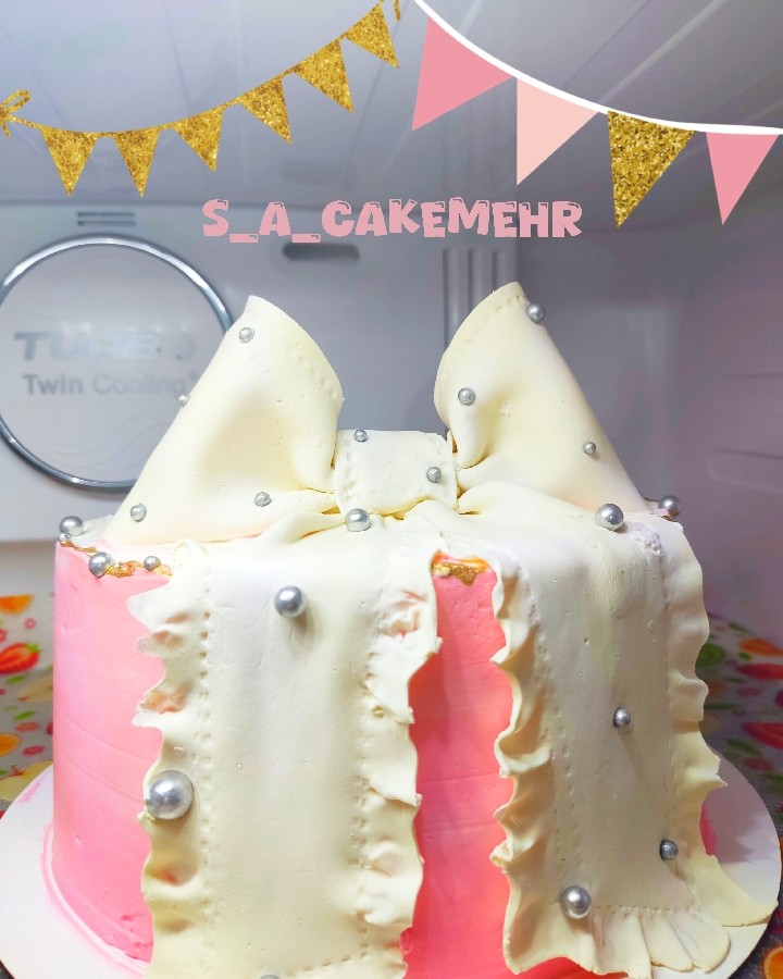 کیک تولد با پاپیون فندانتی
