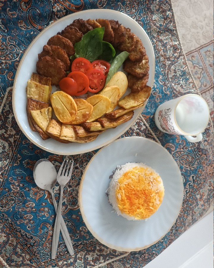 پلو زعفرانی با کتلت 