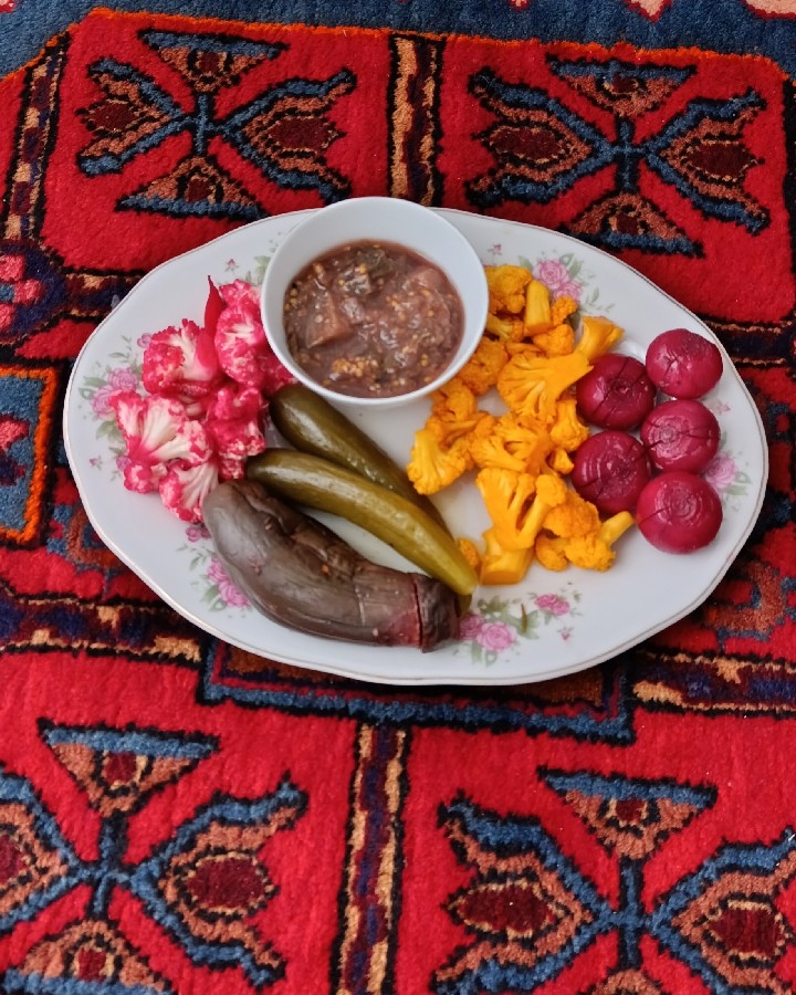 ترشی های خوشمزه و حلیم بادمجون 