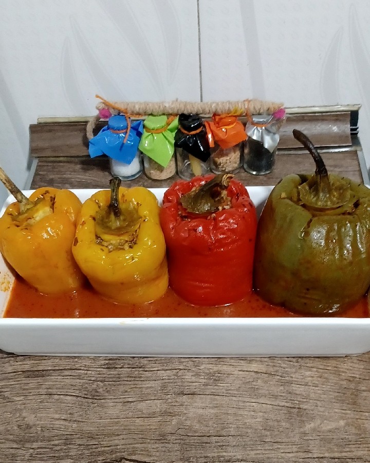 دلمه فلفل رنگی 
عزیزان دلم ممنون میشم قلب بی رنگمو رنگی کنید و ازم حمایت کنید???