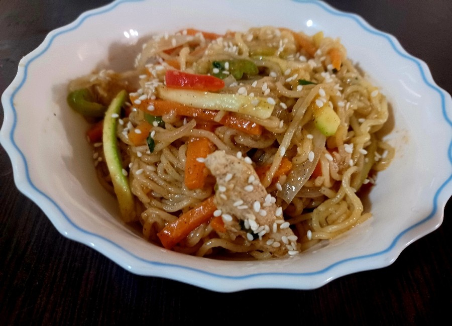 نودل مرغ و سبزیجات 