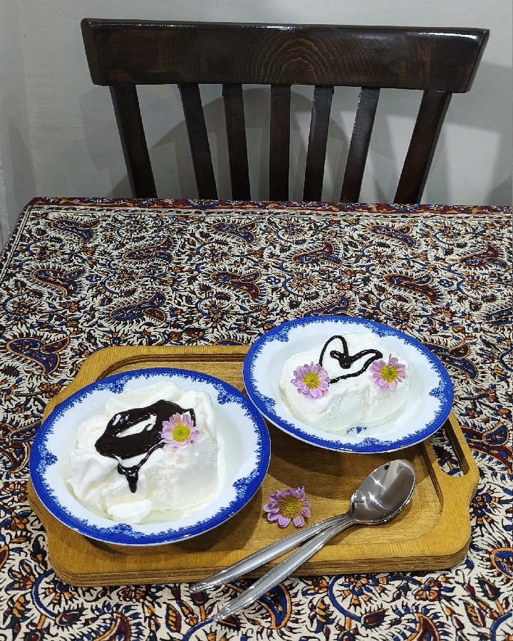 بستنی وانیلی با سس شکلات 