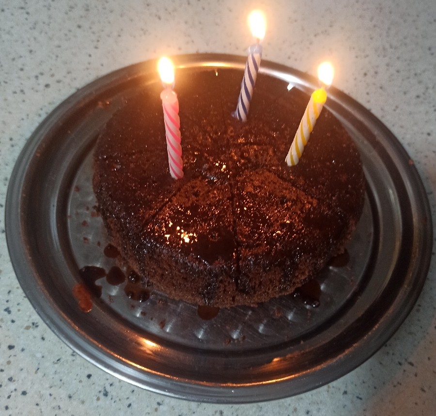 کیک شکلاتی با شمع 