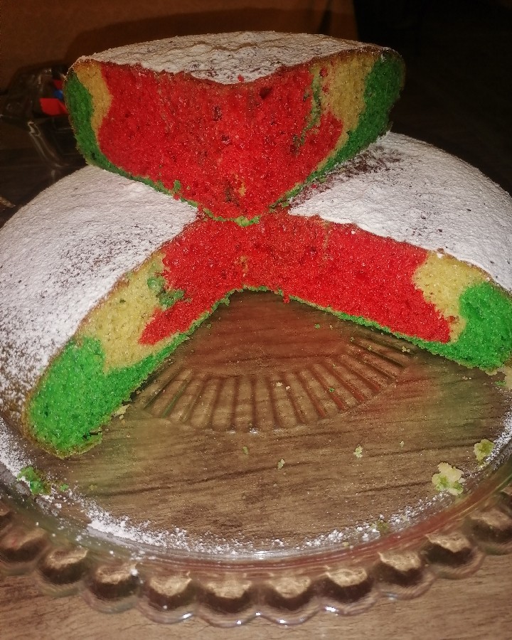 کیک مثلا یلدایی.
یلدای ساده و خلوت مادر و دوتا پسر در غیاب پدر