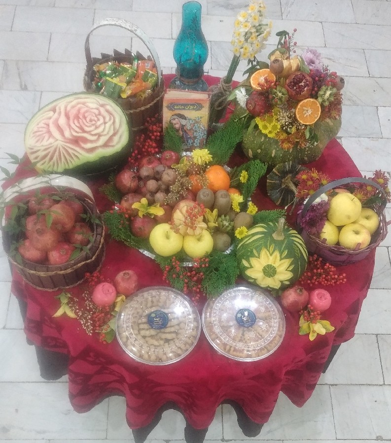 چیدمان میز یلدایی محل کارمون 