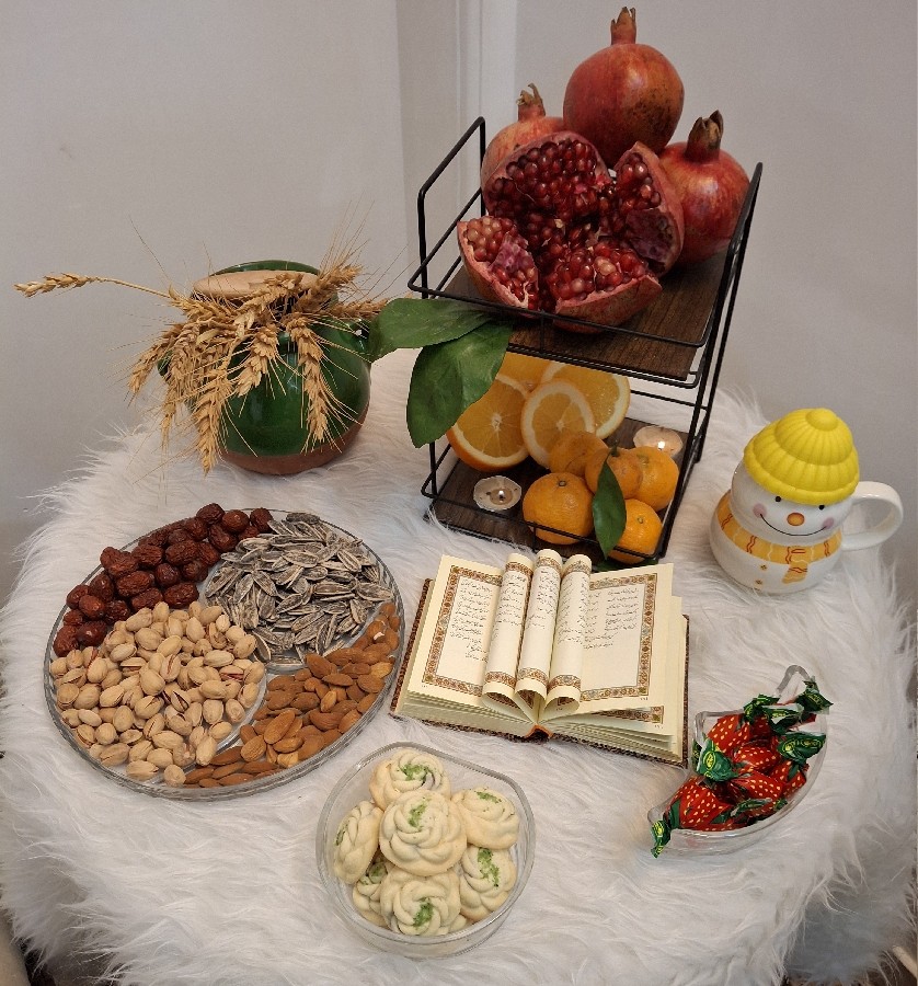 اینم میز یلدای ساده من ؛)