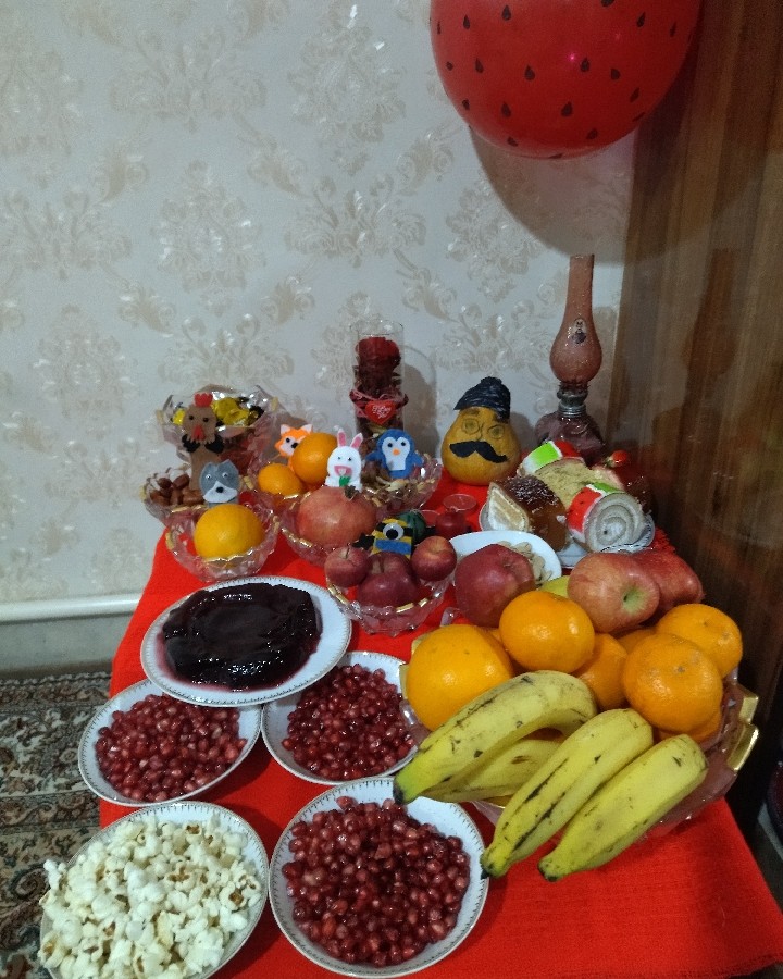 سلام به دوستان گلم ..پسر کوچولو گلم زحمت کشیده برای مامانش میزه یلدا چیده 