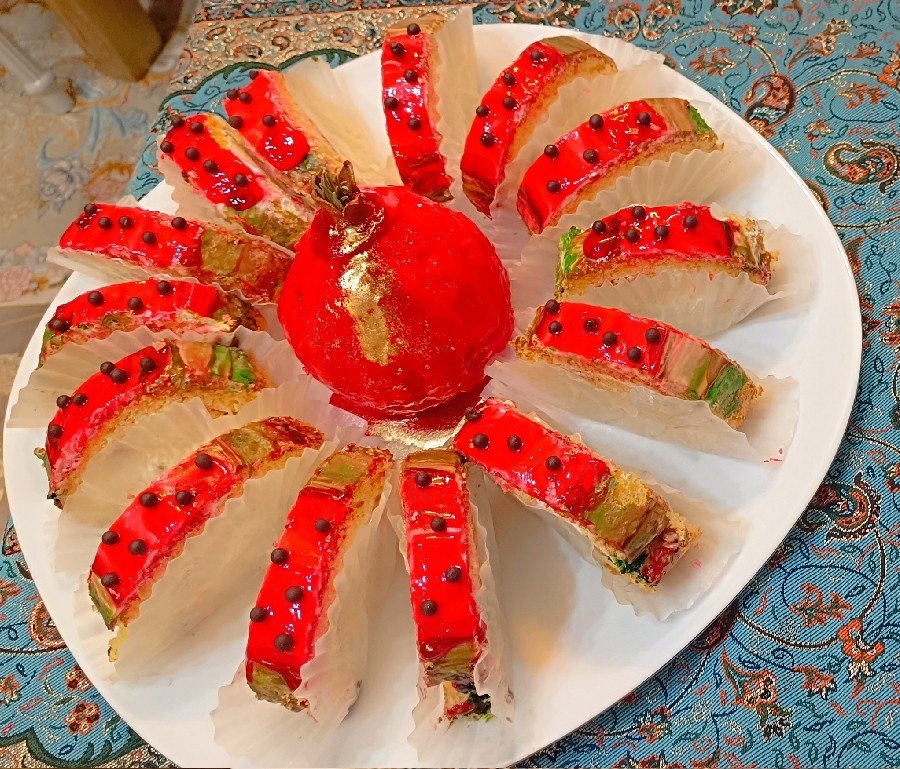 رولت و کیک انار یلدایی