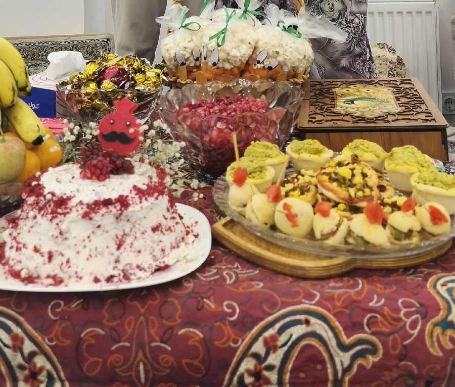 غذا های فینگر فودی  مینی همبرگر و پیتزا مینی و کشک بادمجان همشون با خمیر جادویی و کیک ردولوت