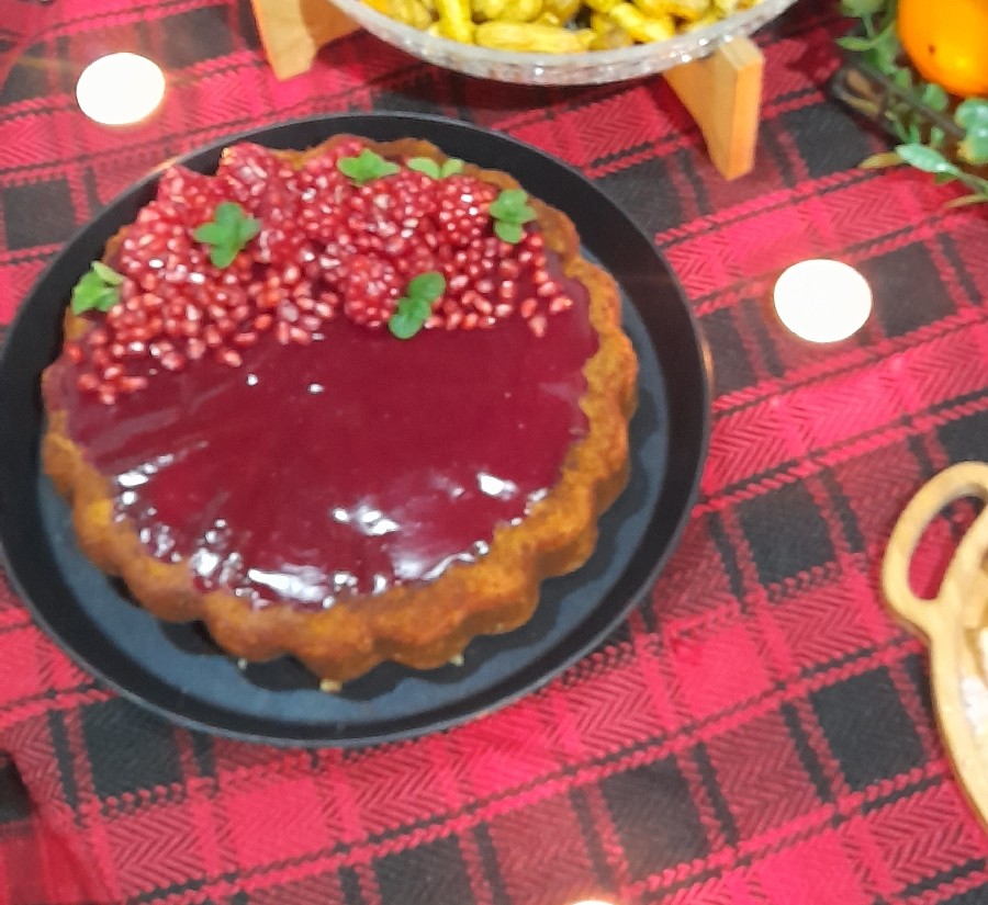 کیک انارم درست کردم تحویلش بگیرید