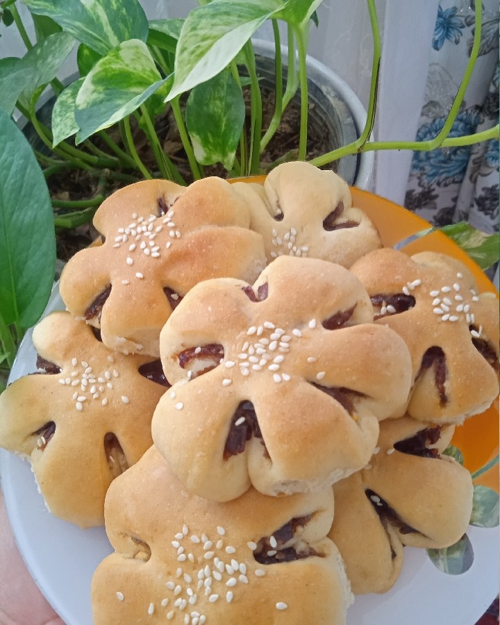 کلوچه خرمایی وکروسان شکلاتی