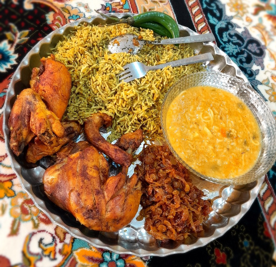 مرغ سرخ شده با برنج شویدی و سوپ