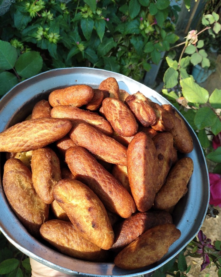 بژی برساق (شیرینی محلی)