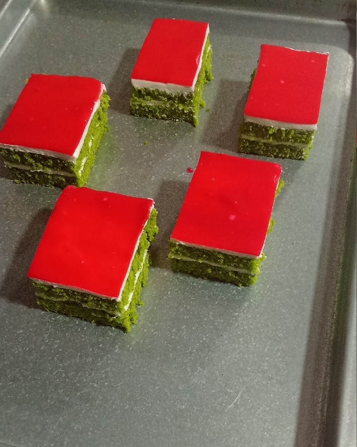 کیک اسفناج تر برشی 
برا شب یلدا درست کردم ??