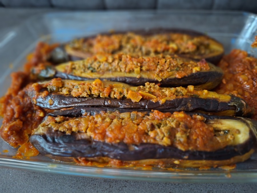 بادمجان شکم پر با سس گوجه فرنگی