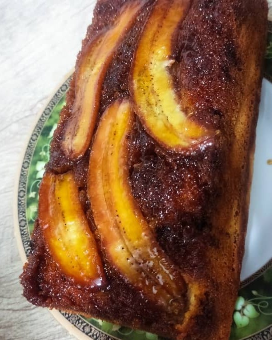 کیک موزی
کیک با ته دیگ موز 
توی کیک موز رنده شده و شکلات چیپسی داره 