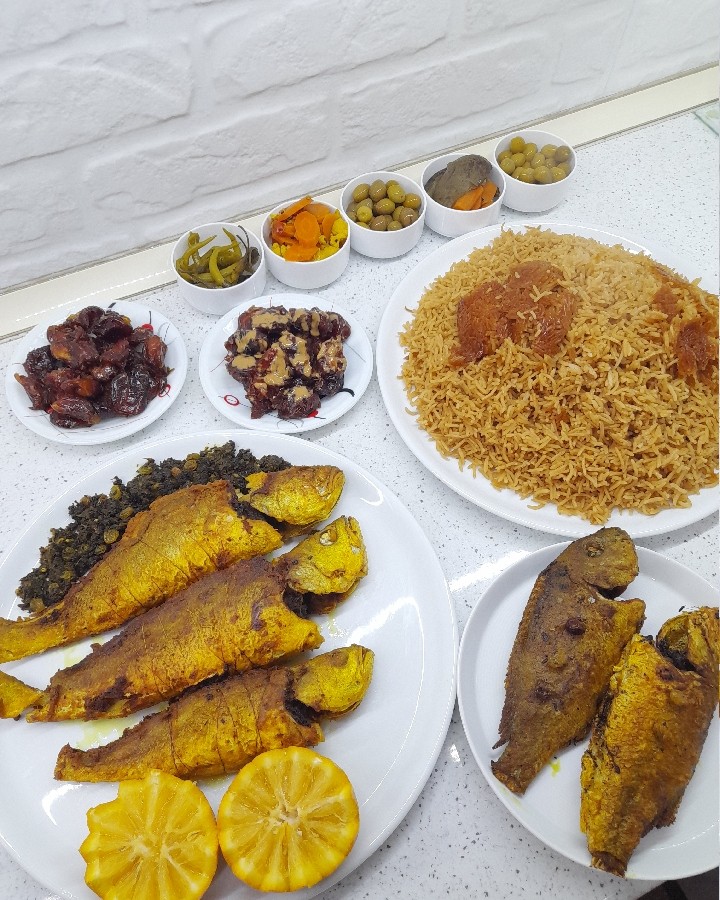 ماهی شوریده شکم پر رستورانی با برنج شیرین با خرما