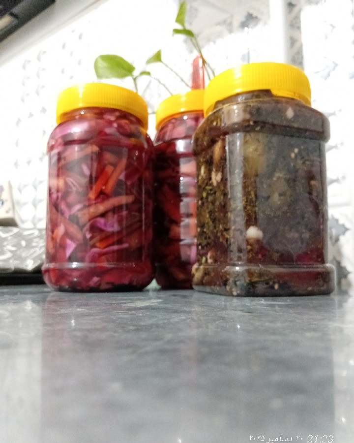 ترشی بادمجون 
ترشی بادمجون، کلم ،هویج 
??