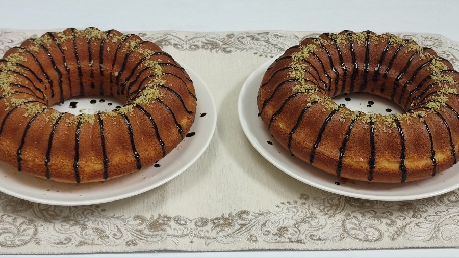 کیک موزی با تزیین شکلات آب شده