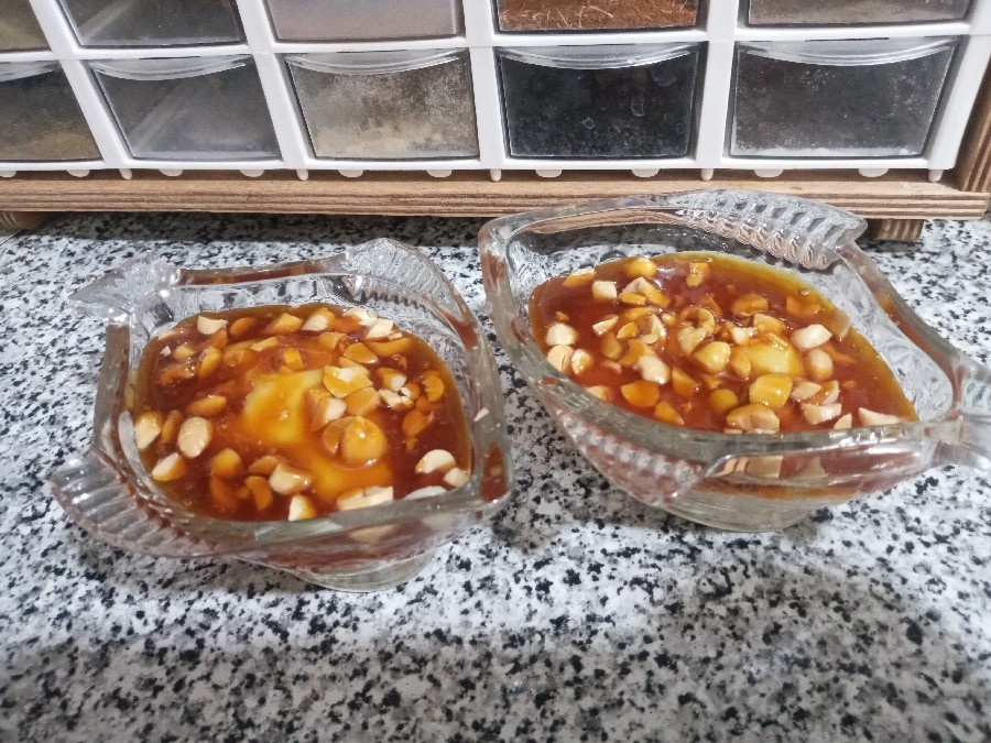 دسر کارامل با رویه بادام زمینی