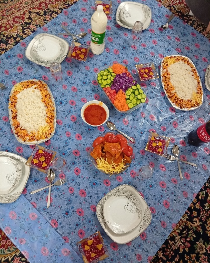 زرشک پلو با مرغ 
دسر 
ژله 
خوراکی
کادو عمه?