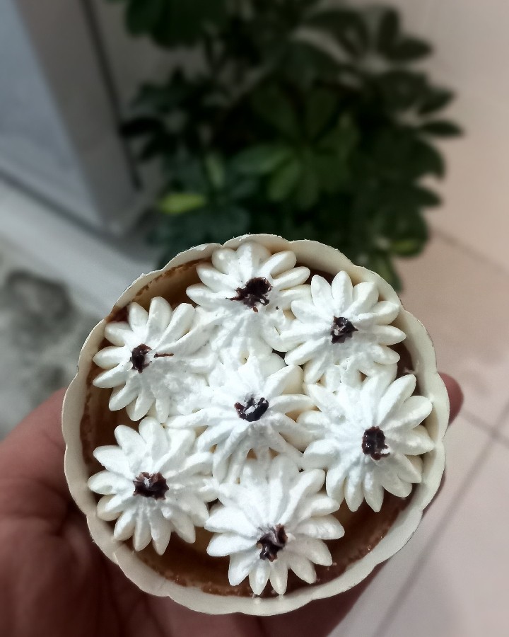 کاپ کیک با تزئین خامه 