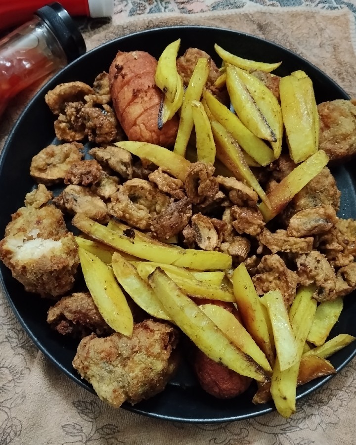 مرغ و قارچ سوخاری همراه سیب زمینی و کوکتل پنیری خوشمزه و لذیذ✨