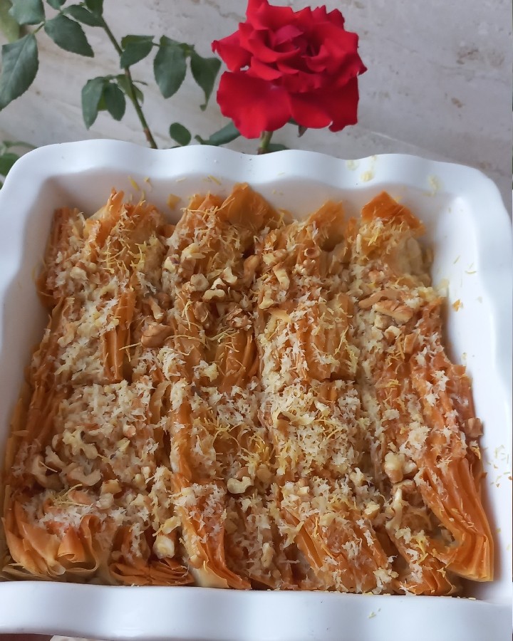 باقلوا
باقلوای اقتصادی با پودر نارگیل تفت داده شده همراه شیر وشیرعسلی 
