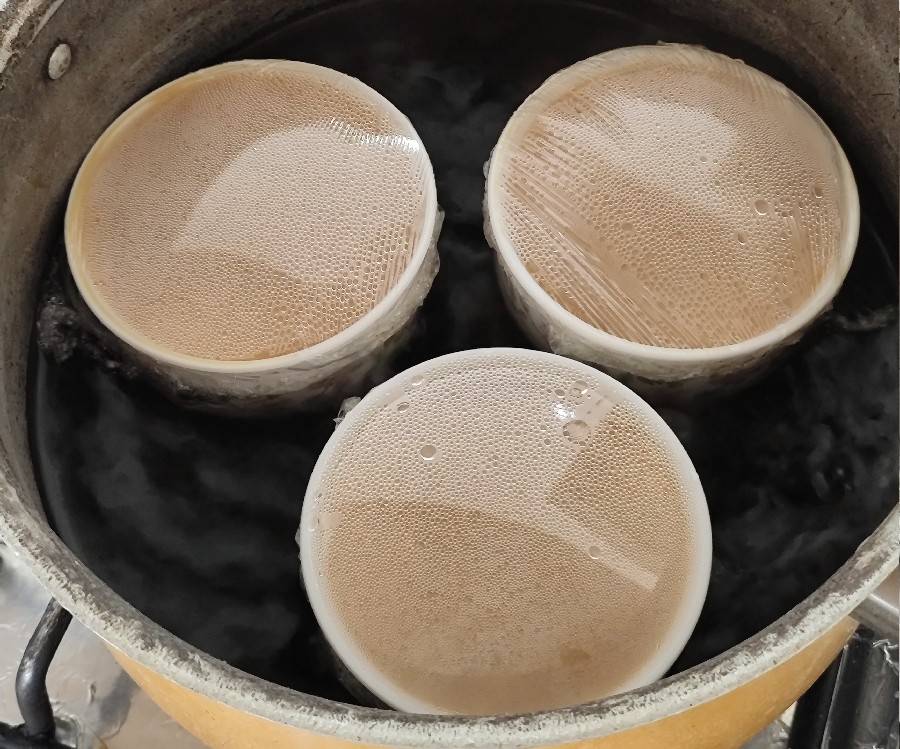 عکس مرحله 5 تهیه دسر کاراملی بدون خامه و ژلاتین