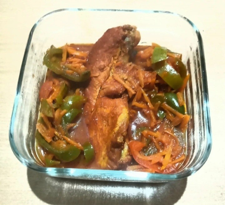 خورش مرغ با هویج و فلفل دلمه‌ای خوش‌رنگ و مجلسی