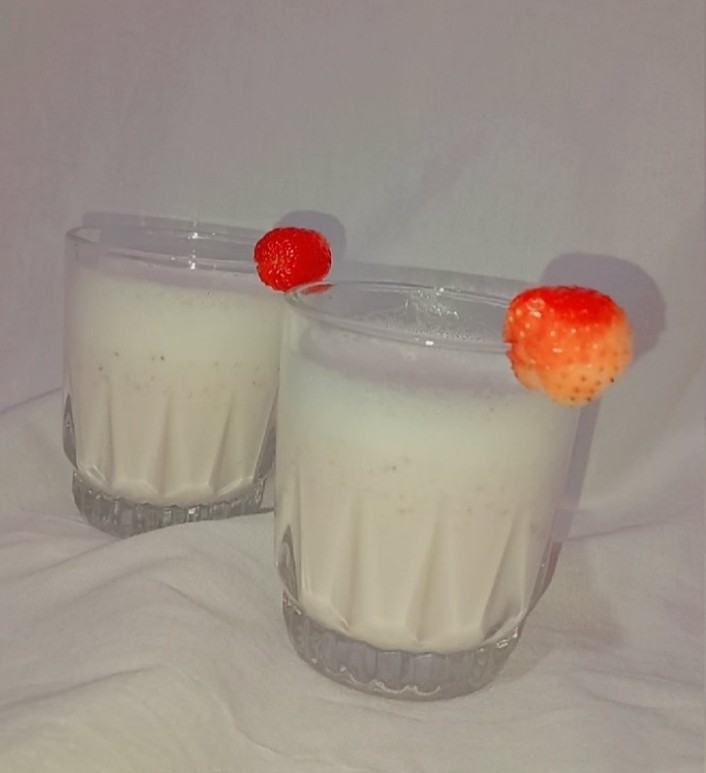 میلک شیک توت فرنگی 