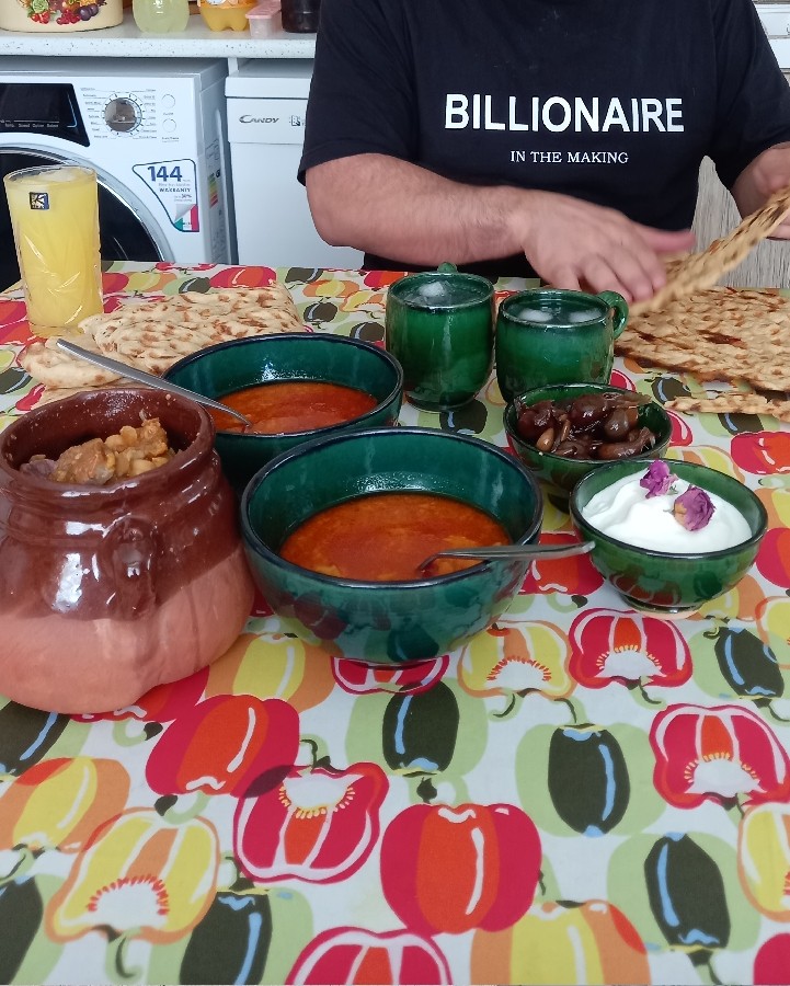 دیزی من ترسیدم تو ظرف سفالی بریزم شب تا صبح گزاشتم تو قابلمه پخت بعد بخاطر یمنش ریختم تو سفالی???