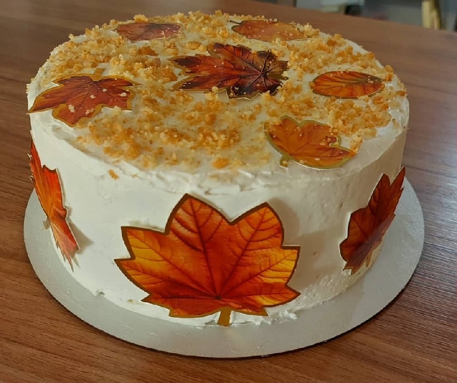 کیک وانیلی ساده با فیلینگ موز و گردو 