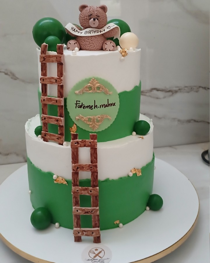 دیزاین کیک تدی با تم سبز و سفید