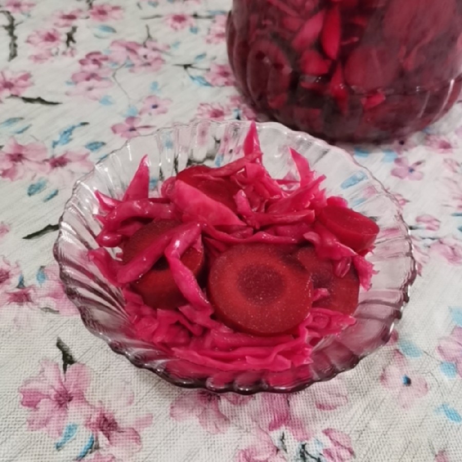 ترشی کلم بنفش و گزر (هویج قرمز)
