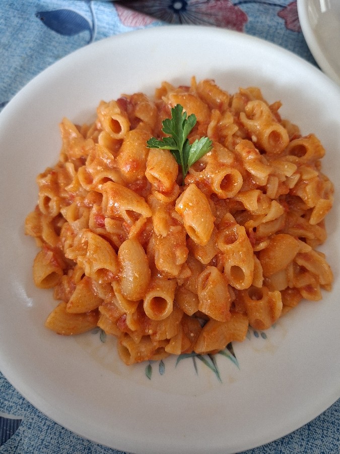 پاستا با سس گوجه فرنگی 
