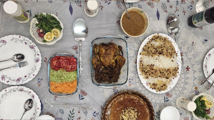 سفره افطاری میزبان پدر و مادر و خواهر عزیزم جای همگی سبز