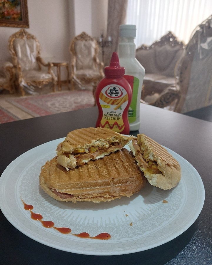 پنینی گوشت و کالباس