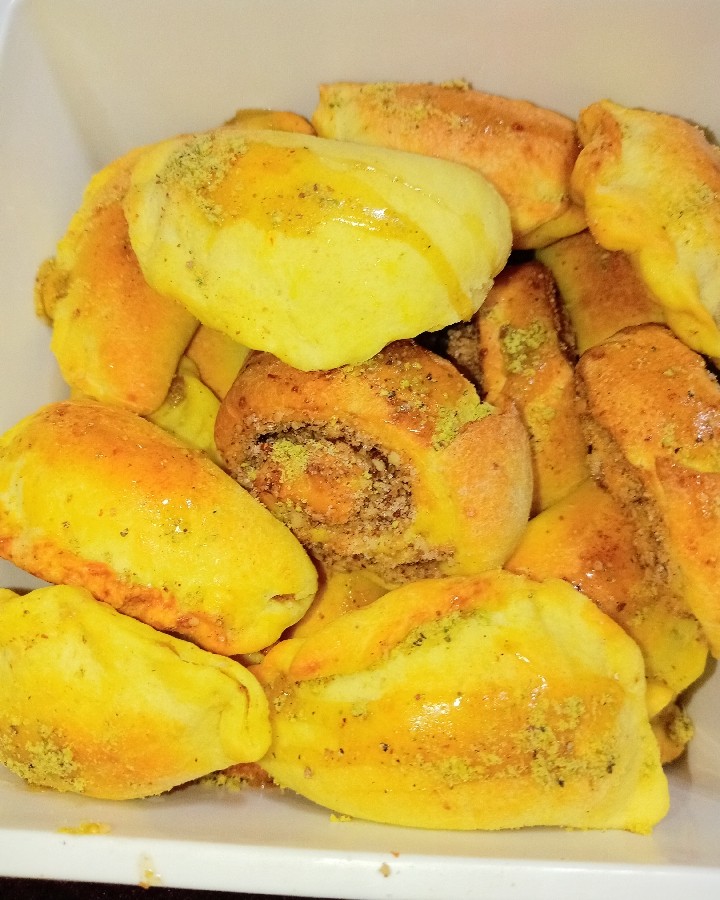 رول دارچینی احسان به رهبرم و دکتر رئیسی شهیدم. 