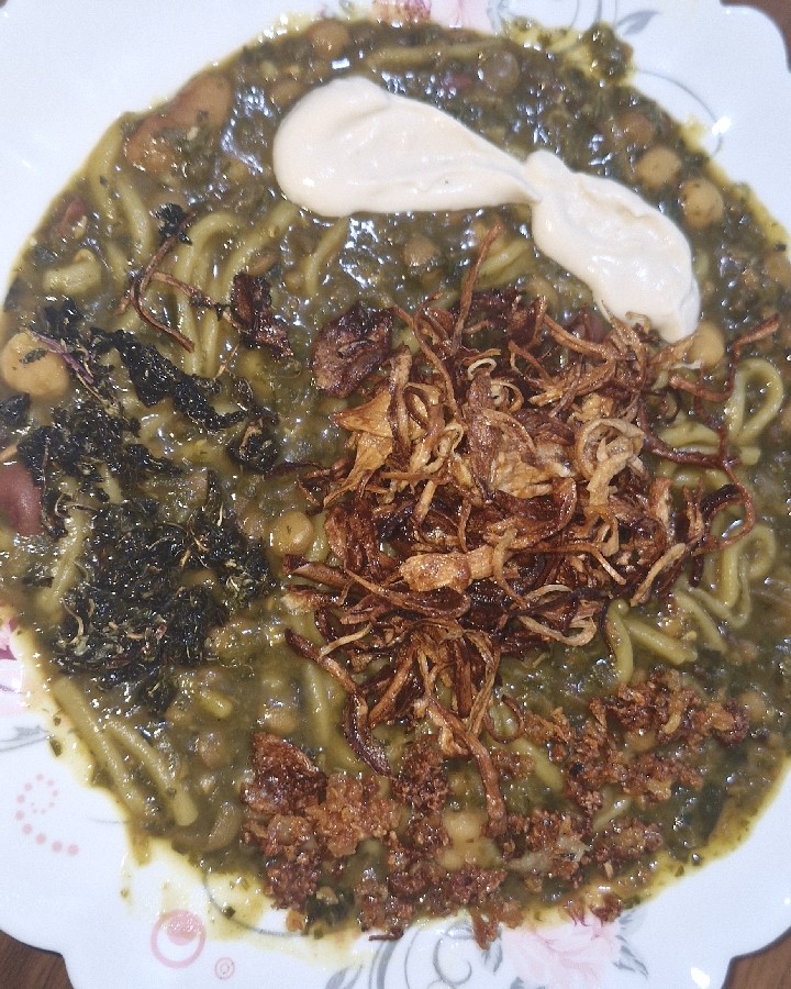 آش رشته با تزیین پیاز چیپسی